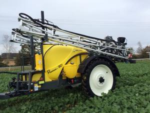 Le Prémium S est le pulvérisateur traîné de l'entrée de gamme ARLAND. C'est un appareil simple dans sa conception et facile à prendre en main.

Cet appareil destiné à la polyculture élevage est un pulvérisateur simple à prix compétitif.

Deux capacités de cuve sont disponibles : 2600L et 3000L avec des rampes allant de 18m à 27m.

Il est équipé de base d'une régulation DPAE buscan.
