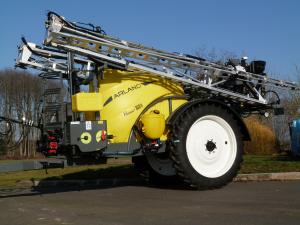 Disponible dans des capacités de 2600 L et 3000 L, le PREMIUM+ est une machine reconnue pour sa robustesse, sa fiabilité et sa simplicité d'utilisation. Le PREMIUM+ est un pulvérisateur très apprécié des utilisateurs en zone de ployculture élevage mais aussi en grande culture.

Les régulations DPA électronique pouvant équiper cette gamme sont de type bus-can : GEMINI, GENIUS,GENIUS +, XENIUS ou ISOBUS : T800 et T1200.

Cuve principale 2600 L ou 3000 L

Cuve de rinçage 270 L

Rampe aluminium ALS ( 21 m ou 24 m)

Rampe aluminium TR4 ( 21 m, 24 m, 27 m, 28 m ou 30 m).



Contactez notre force de vente pour de plus amples renseignements
