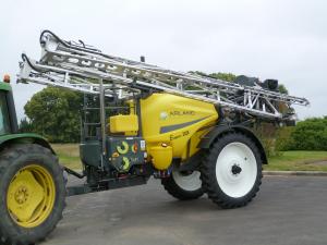 Vous recherchez une machine dotée des meilleurs perfectionnements alliant confort d'utilisation et précision, vous apprecierez l'EXPERT ARLAND.

La qualité de la suspension hydropneumatique préserve la machine dans les conditions d'utilisation les plus sévères, sur route ou dans les champs. Cette suspension est active quelle que soit la charge de la machine. De plus, le design du châssis et de la cuve permet l'optimisation du braquage des roues avec l'option essieu directeur.

Châssis :

Châssis mécano-soudé  

Suspension d’essieu hydro-pneumatique

Voie réglable : de 1.50m à 2.25m

Parallélogramme avec suspensieu hydro-pneumatique

Boulonnerie inox

Béquille hydraulique escamotable

Plateforme aluminium, échelle escamotable et rambarde

Attelage-transmission

Timon réglable en hauteur

Transmission par cardan homocinétique

Frein de parc et freins hydrauliques

Cuve

Capacité de cuve : 2600L / 3000L

Capacités réelles : 2750L / 3200L

Type de cuve : polyéthylène

Jauge : à flotteur à lecture directe en inox

Cuve de rinçage : 320L

Lave-mains : 15L (incorporé au tableau de vannes)

Gyrolaveur : double tête de rinçage

Agitation : hydraulique avec répartiteur en cuve

Régulation :

DPAE

Boîtiers : Génius / Génius+ / Xénius ou ISOBUS : T800 et T1200

Distribution : vannes motorisées

Manomètre : à graduation élargie Ø 100mm

Pompe :

Type : Piston-membranes ou centrifuge

Modèle : PM260 (260L/min avec raccord Camelock 2’’), PM350 (350L/min avec raccord Camelock 2’’) ou pompe centrifuge PC700 (700L/min avec raccord Camelock 3’’)

Mise en œuvre : 

Tableau de vannes centralisé côté incorporateur

Incorporateur : 40L monté sur parallélogramme avec rince-bidon télescopique et buses de rinçage pour le bac

Filtration : filtre principal à l’aspiration + un filtre de pression + un filtre bol par tronçon de rampe

Tuyau de remplissage 5m avec crépine Ø50 (Ø60 sur PC700)

Refoulement extérieur avec raccord Camelock 2’’

Divers :

Base roues : 9.5R48

Essieu carré de 100

Carénage pompe en option

Signalisation routière

Gabarit routier 2.55m

Homologation DREAL

 
