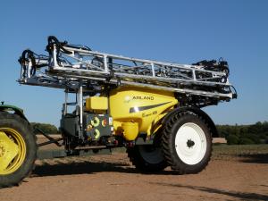 Evolution de la gamme EXPERT+ vers plus de capacité et de largeur de travail, la gamme EXPERT 3600 - 4200 présente le plus large choix de rampes disponibles sur le marché pour une machine de ce type.

L'EXPERT 4200 permet un débit de chantier impressionnant, l'essieu suiveur (en option) copie les traces du tracteur et limite les écrasements de vos cultures.

Rampe aluminium TR4 (24, 27, 28  ou 30 m)

Rampe aluminium RC3 3 Bras ( 28, 30, 32,33 ou 36 m)

Rampe aluminium RA3 3 Bras (32, 33, 36 ou 38 m)

Les régulations DPAE électronique pouvant équiper cette gamme sont de type bus-can : GENIUS, GENIUS +, XENIUS ou Isobus : T800 et T1200.

Nouveau tableau de commande intégrant la cuve lave-mains.

Suspension d'essieu hydropneumatique

Les pulvérisateurs sont équipés de pompe à piston membrane à basse pression, de 230 à 400 l/m, en fonction des modèles.



Contactez notre force de vente pour de plus amples renseignements
